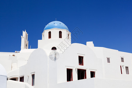 希腊圣托里尼岛Oia或Ia的白色建筑和教堂带有蓝色圆顶的白建筑和教堂图片