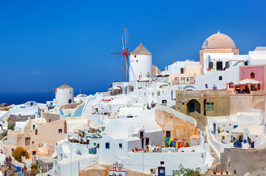 希腊圣托里尼岛的奥亚镇在卡尔德拉和爱琴海的悬崖上挂着著名的风车图片