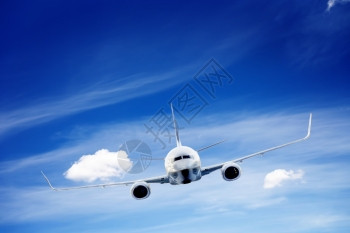 大型客机在航空中飞行图片