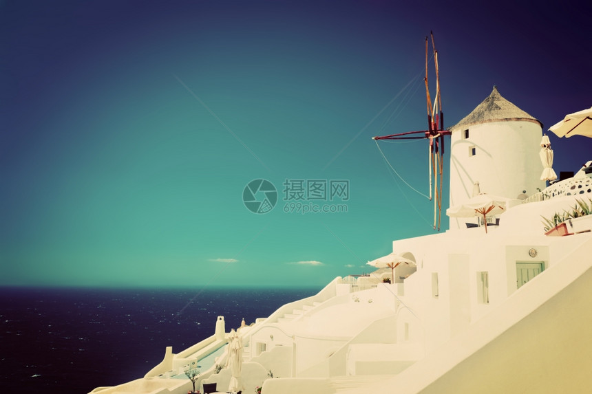 希腊圣托里尼岛的奥亚镇在卡尔德拉和爱琴海的悬崖上挂着著名的风车图片