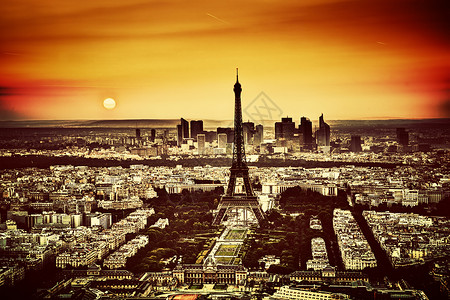 巴黎日落时法国巴黎艾菲尔铁塔和火星冠的空中观察图片