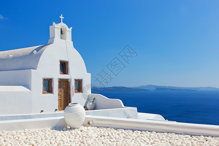 希腊圣托里尼岛的Oia镇希腊Caldera爱琴海的传统教堂和花瓶图片