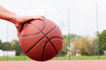 球在篮场上打街训练运动真实图片