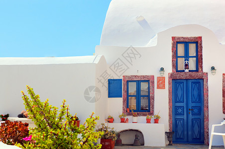 希腊桑托里尼岛传统希腊房子有蓝色门窗高清图片