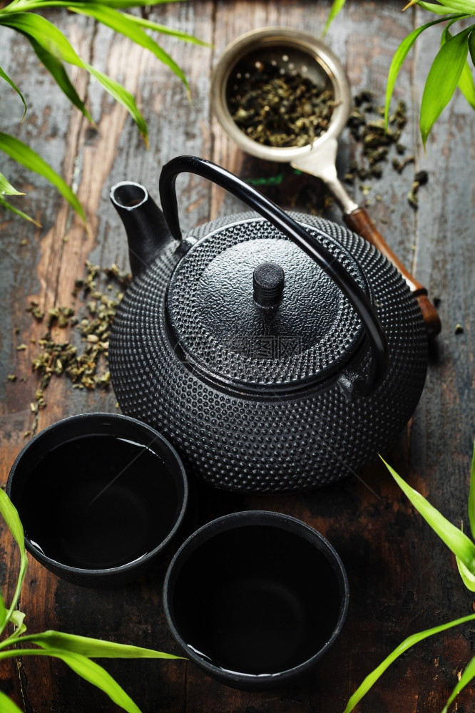 传统东方茶壶和木制桌上的图象图片