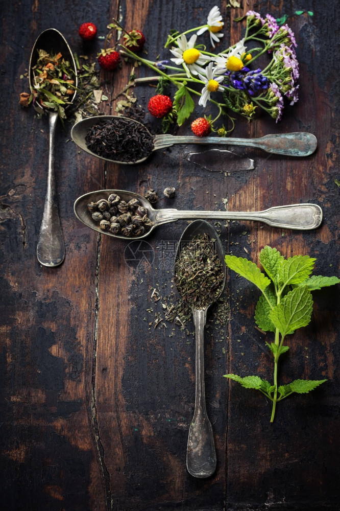 各种有蜂蜜野生果子和木本花的茶叶图片