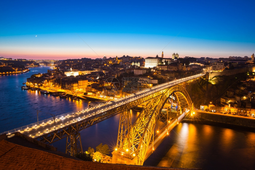 黄昏时在葡萄牙波尔图的多姆路易斯桥图片