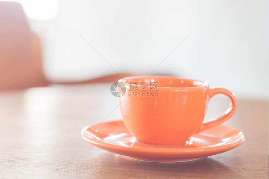 木制桌上的小型橙子咖啡杯库存照片图片