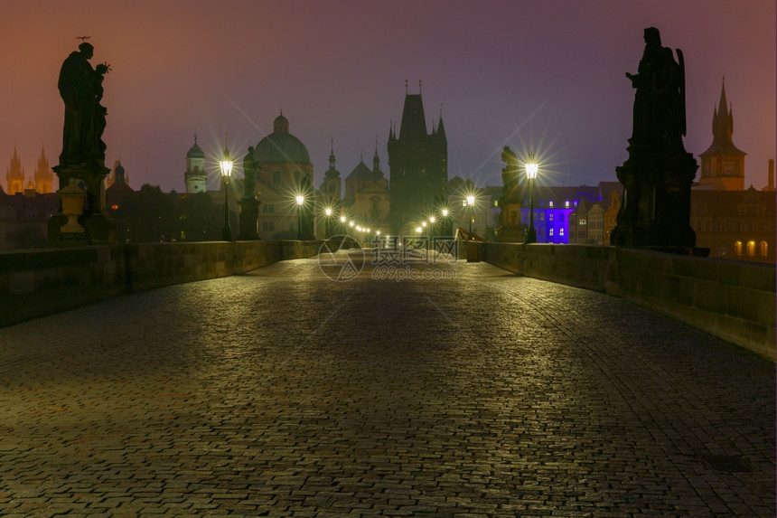 布拉格的CharlesBridge捷克夜间照明长期接触图片