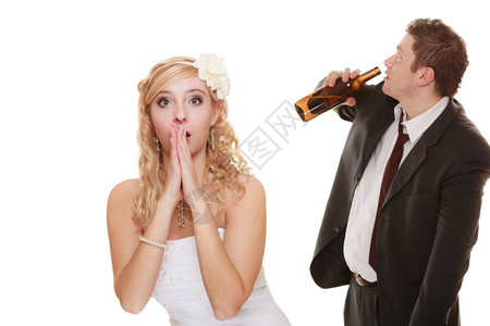 夫妻结婚不快乐的新娘和酒郎展望未来的妇女做出决策酗酒问题概念图片