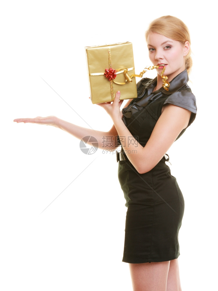 节假日爱与幸福概念美丽的金色女孩带礼物盒打开棕榈以孤立产品图片
