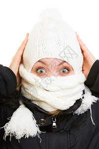 冬围巾冬假穿着温暖衣服的惊喜女孩吓的人用围巾帽蒙住她的脸背景