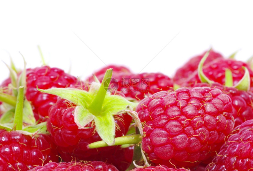 白色背景上隔离的新鲜raspberry关闭图片