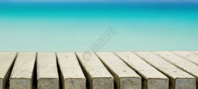 海滩上的木板桌图片