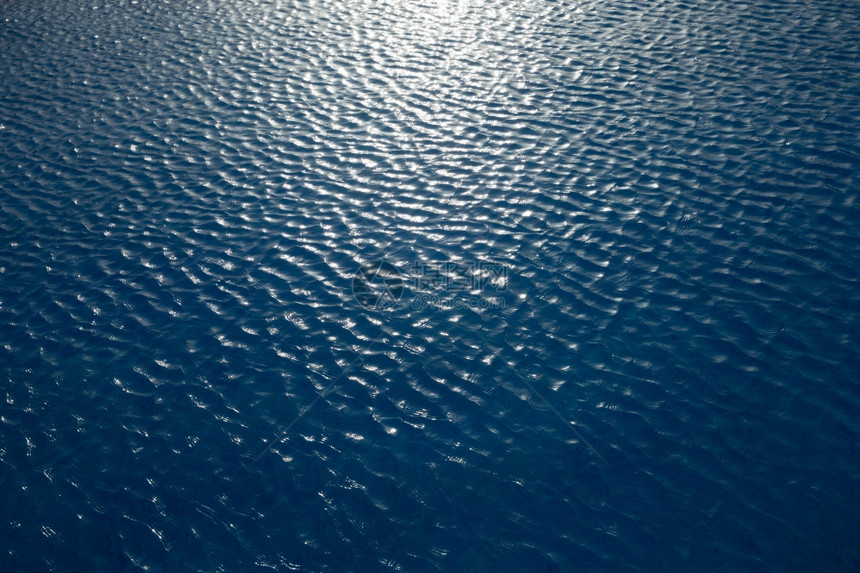 蓝水有太阳反射图片