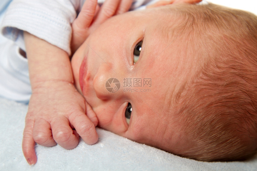 可爱的新生儿婴男孩图片