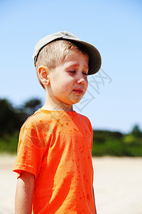 悲哀的孩子哭啼的小男孩肖像户外忧郁的高清图片素材