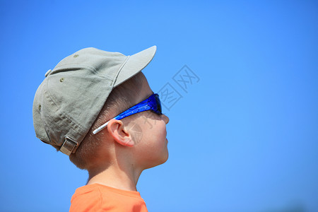 小男孩戴着太阳眼镜和帽子图片