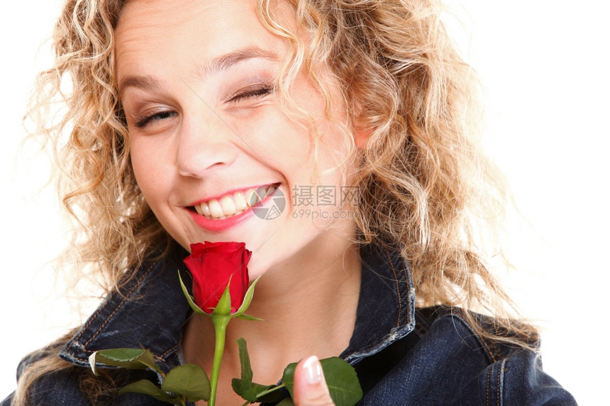 美丽的caucasian笑容女金发孤立在白色工作室拍摄红色玫瑰图片
