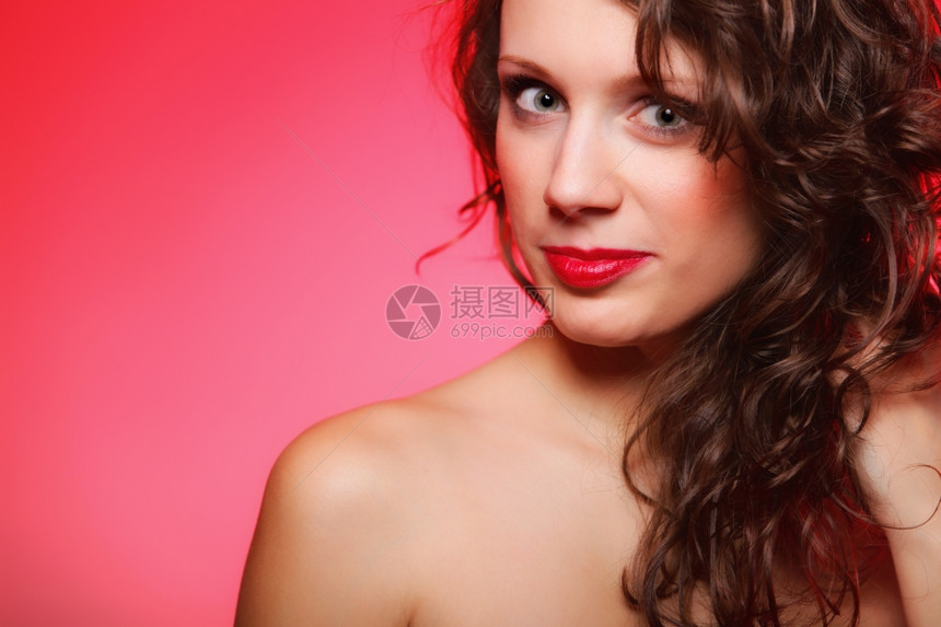 红背景化妆的美丽年轻时装女图片
