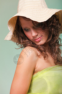 美丽的微笑春天或穿着帽子的夏天女人绿色概念图片