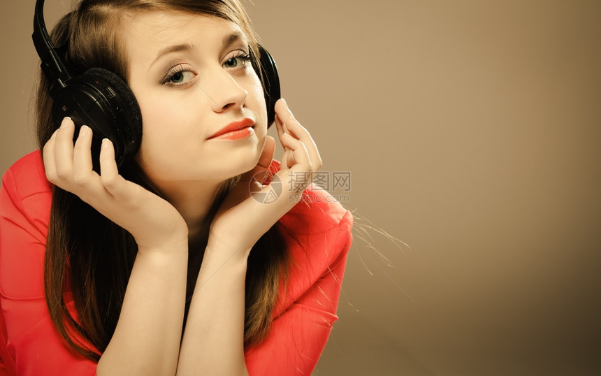 技术音乐和幸福概念在耳机中笑的少女听音乐图片