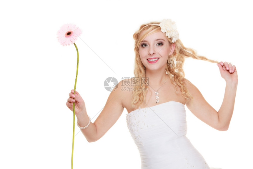 喜悦的金发女人肖像年轻有魅力的新娘穿着正式的白礼服与粉红色的花朵图片