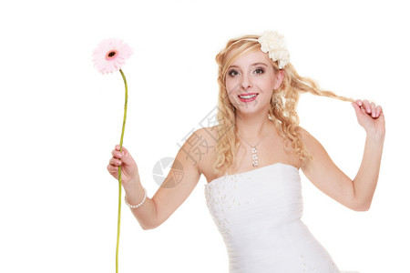 喜悦的金发女人肖像年轻有魅力的新娘穿着正式的白礼服与粉红色的花朵图片