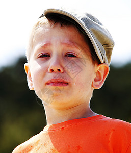 悲哀的孩子哭啼的小男孩肖像户外泪流满面高清图片素材