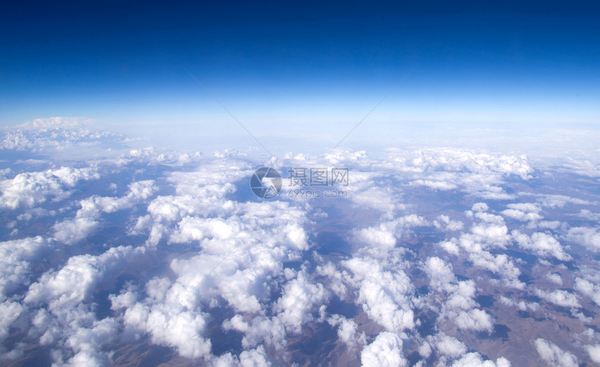 空中天和云层背景图片