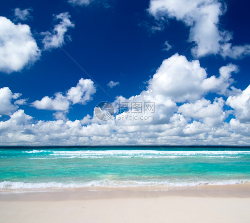 蓝色天空下的热带海图片