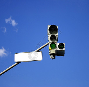 有绿色标志的交通灯开图片