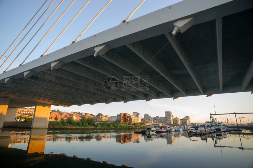 在TacomaWA前的509座桥TheaFoss河水道沿线建筑和图片
