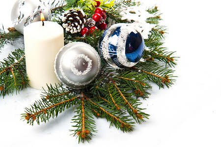 蓝色白色的fir树枝中圣诞附件背景图片