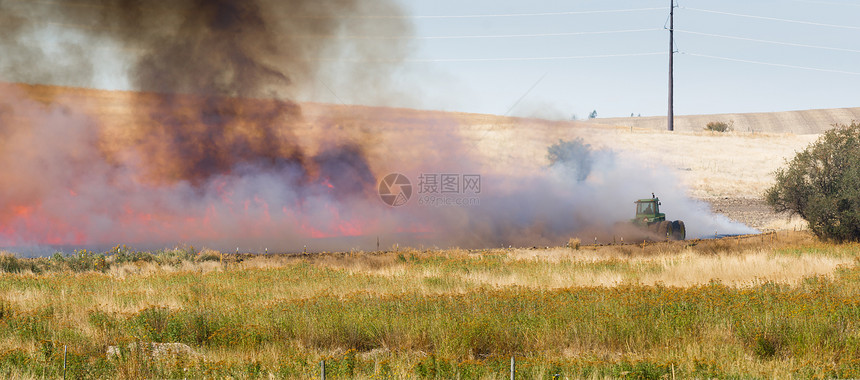 农民在收获后耕种前进行有控制的焚烧图片