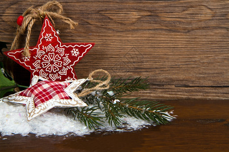 木制背景的圣诞恒星装饰图片