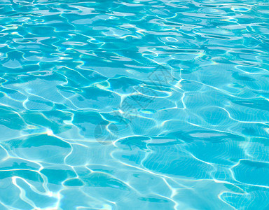 蓝池水有太阳反射背景图片