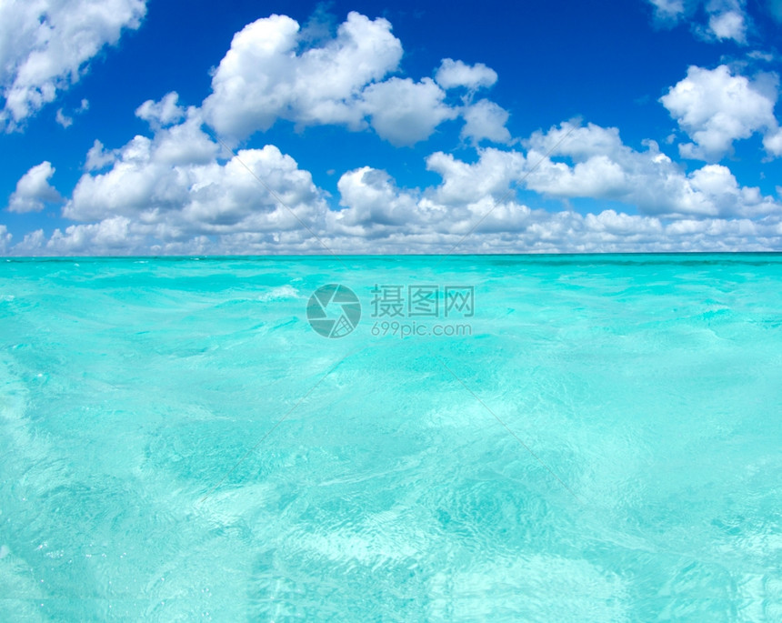 蓝色天空下的热带海图片