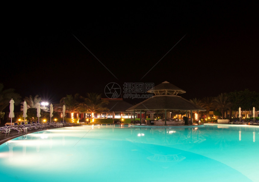 夜间照明游泳池图片