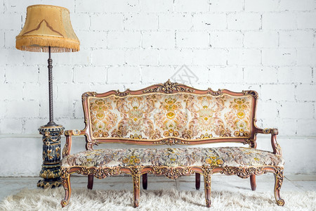 古董椅古典风格旧房间里配有桌灯的架椅沙发背景