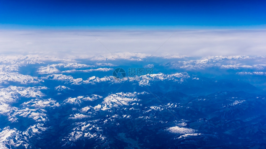 飞机窗口的山地风景图图片
