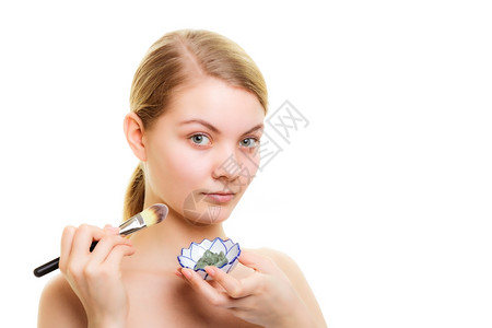 皮肤护理女在白脸上用刷泥蒙面与白脸隔离女孩照顾干衣美容治疗图片