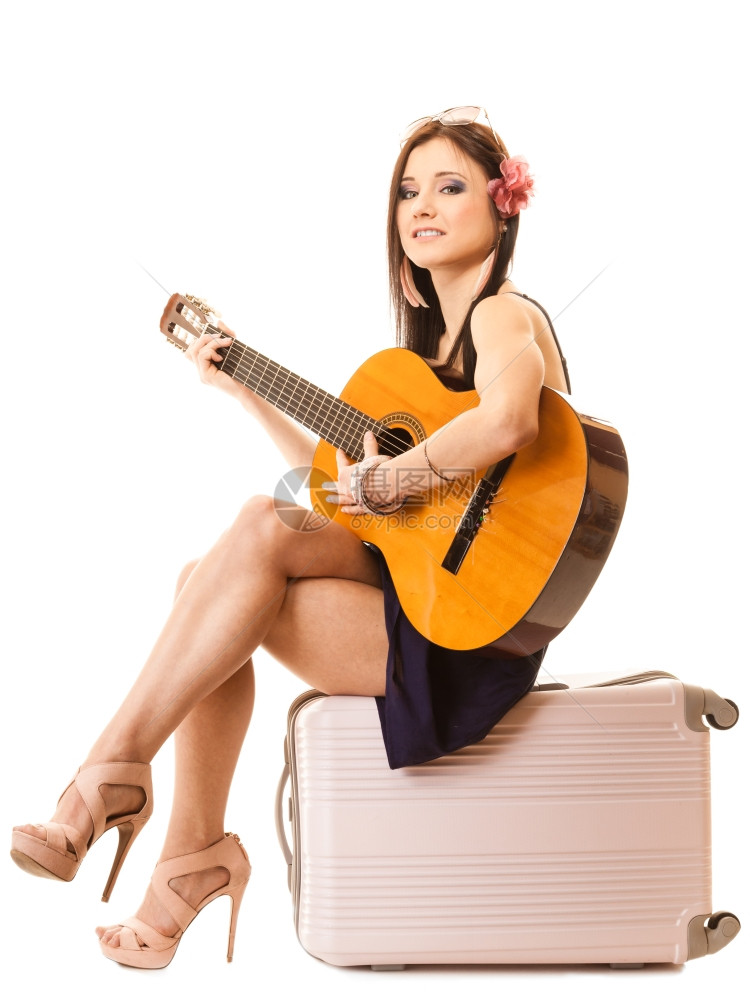 旅行假期和自由概念音乐情人妇女游暑期少带着吉他和手提箱在白色背景上隔离图片
