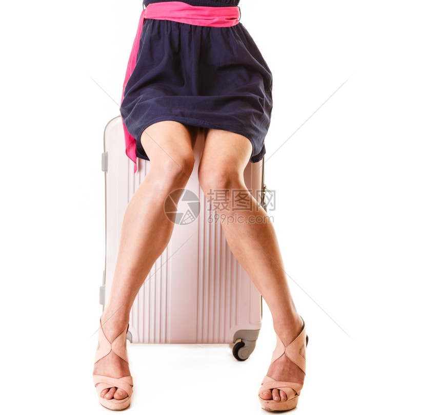 旅行假期概念暑时装女郎在航行中腿和粉色行李袋图片