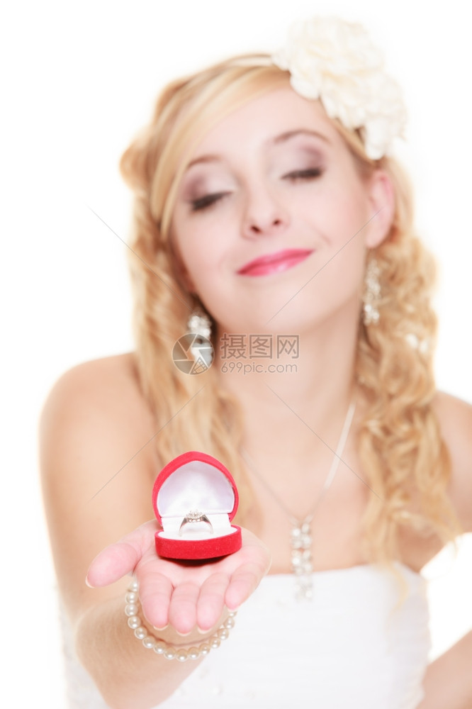 穿着白色礼服的女孩快乐新娘展示订婚或结戒指红色心形盒子孤立在白色背景上图片