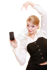 交流和广告年轻女商人展示了手机快乐的女士指着在白色上隔离的智能手机图片