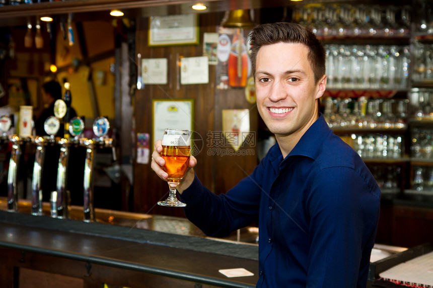 深思熟虑的男人在酒吧喝啤的肖像图片