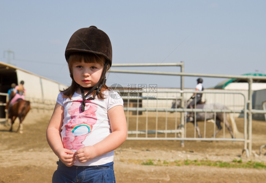马牧场上的小女孩图片