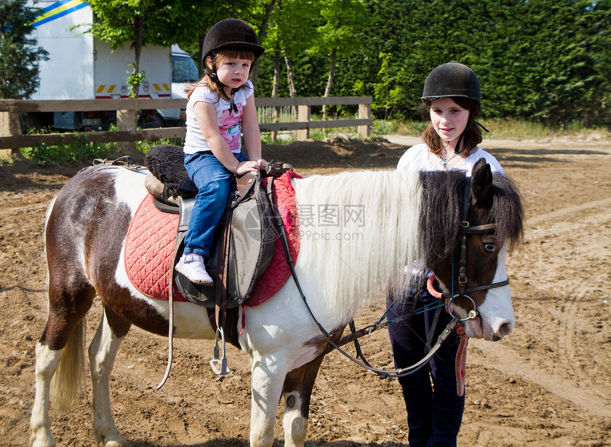 小女孩骑着马图片