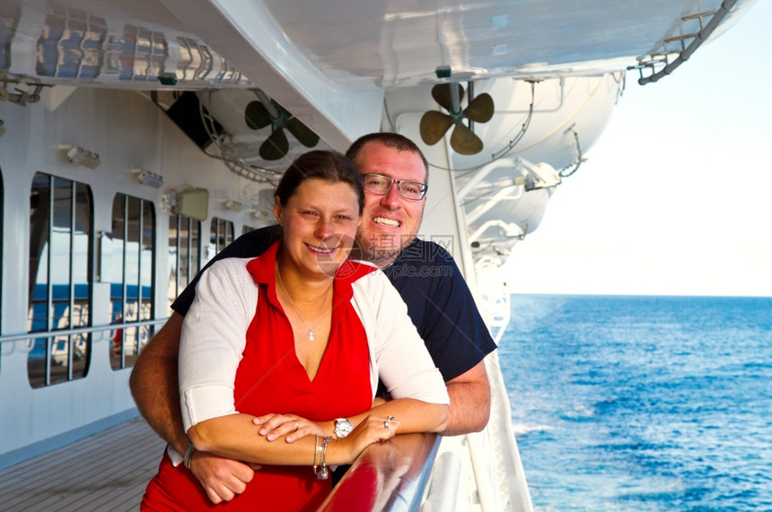 享受轮船旅游的情侣图片